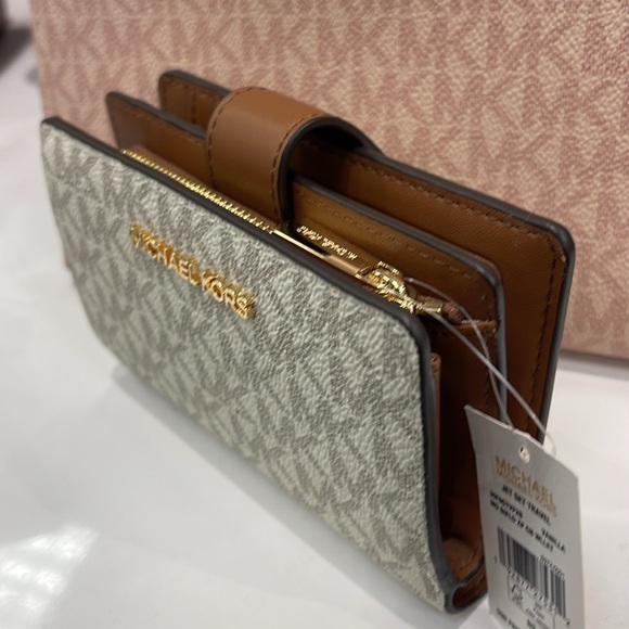 MICHAEL KORS
Medium Signature Logo Wallet 
Vanilla 
NWT - Picture 9 of 16